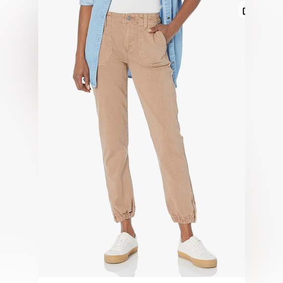 𝐍𝐖𝐎𝐓 𝐏𝐚𝐢𝐠𝐞 𝐌𝐚𝐲𝐬𝐥𝐢𝐞 𝐉𝐨𝐠𝐠𝐞𝐫 - Picture 2 of 13